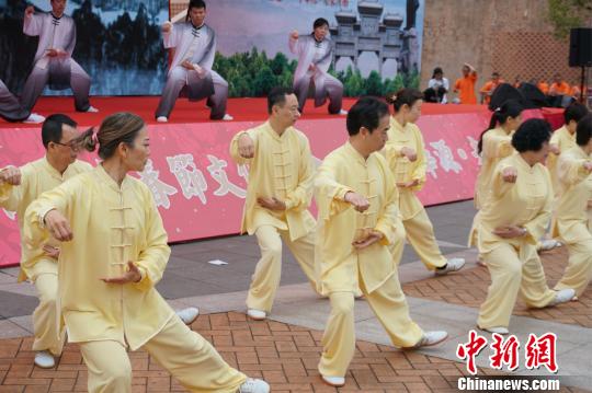 河南省の武術で新春祝う　香港地区