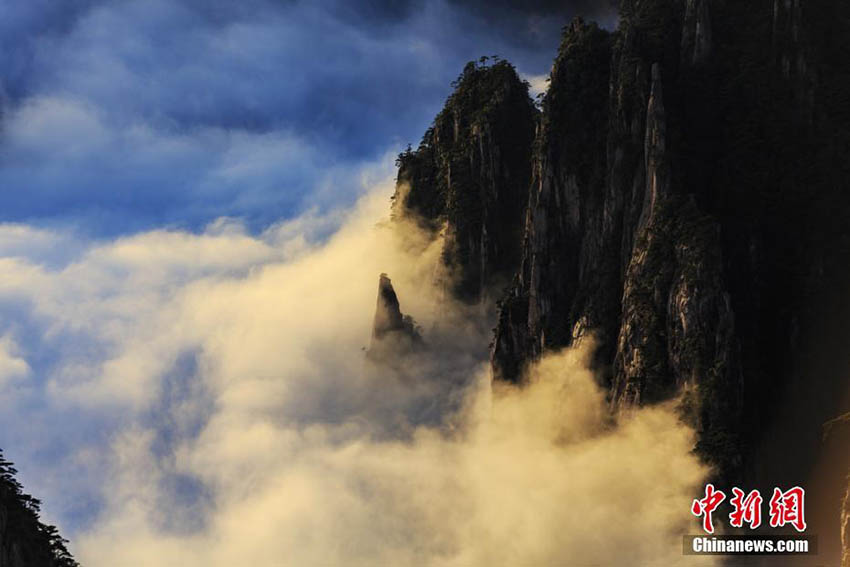 安徽省の黄山に広がる雲海　美しい光景に魅了される観光客たち