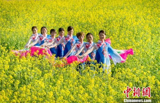 江西省徳興市で菜の花満開に　春の陽気を楽しむ人々