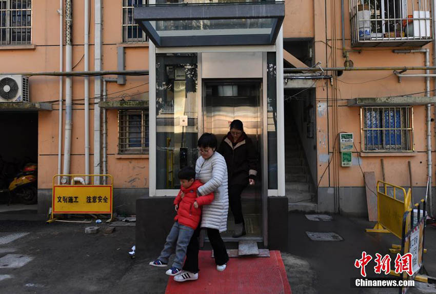 杭州市の古い団地にエレベーター新設　外出時の不便さを解消