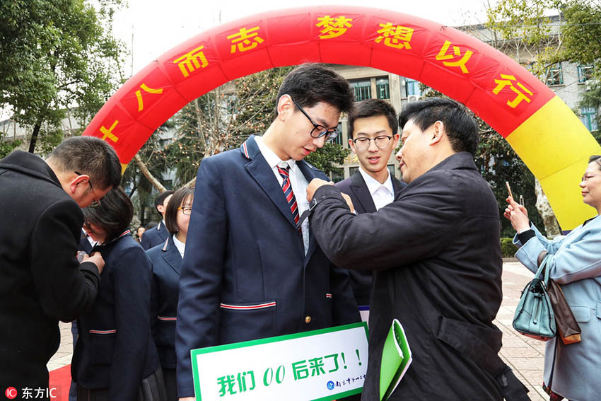 今年成人を迎える2000年生まれのために南京市の中学で成人式