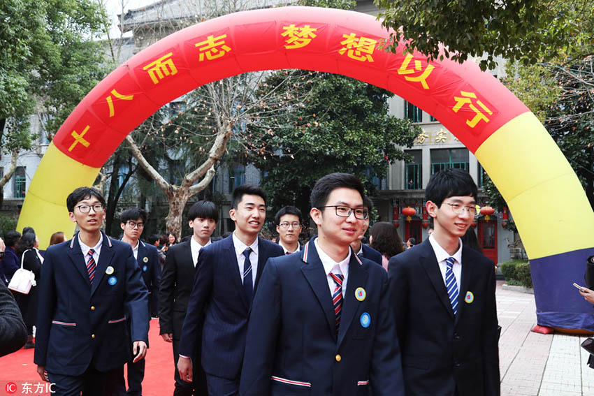 今年成人を迎える2000年生まれのために南京市の中学で成人式