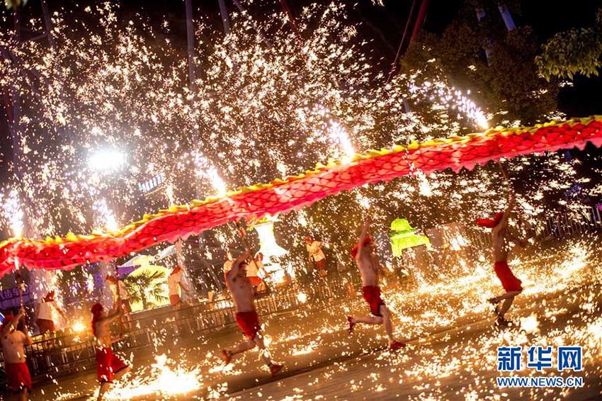 武漢の遊園地で、元宵節祝う「火龍鋼花」のパフォーマンスを披露