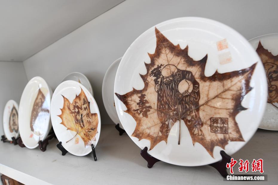 山西省襄垣の民間伝統工芸職人が木の葉に刻む美しい世界