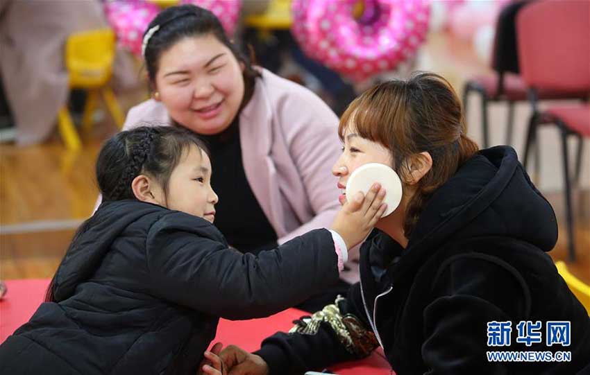 三八婦女節の親子イベント「お母さんを素敵にメイクアップ」開催　江蘇省