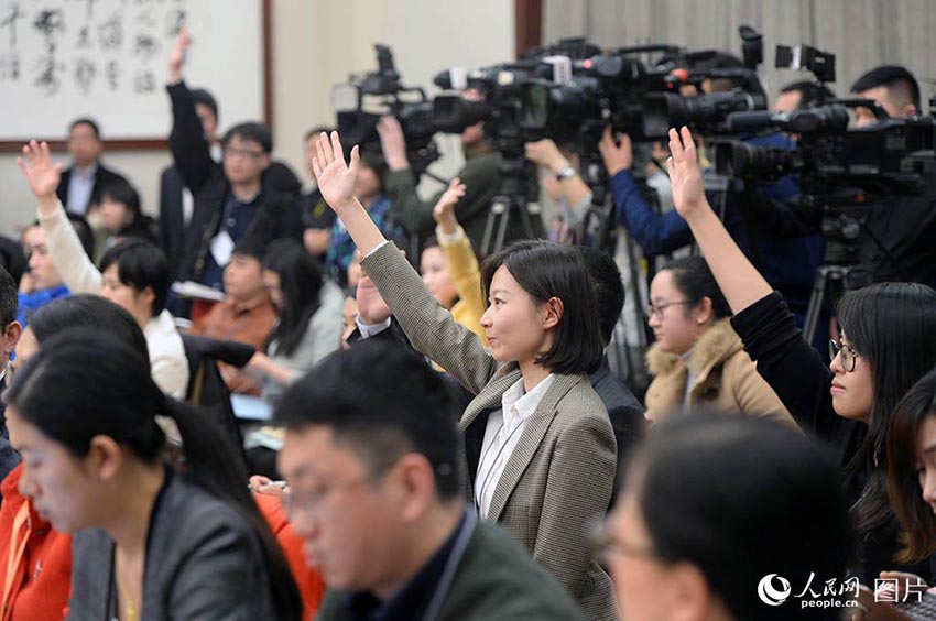 2018年全国両会を取材する女性記者たち