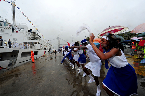 2017年11月7日、モザンビーク・マプト港の埠頭。中国海軍の病院船「平和の方舟」の初入港を民族舞踊で熱烈に歓迎する現地の民衆。（江山/人民図片）