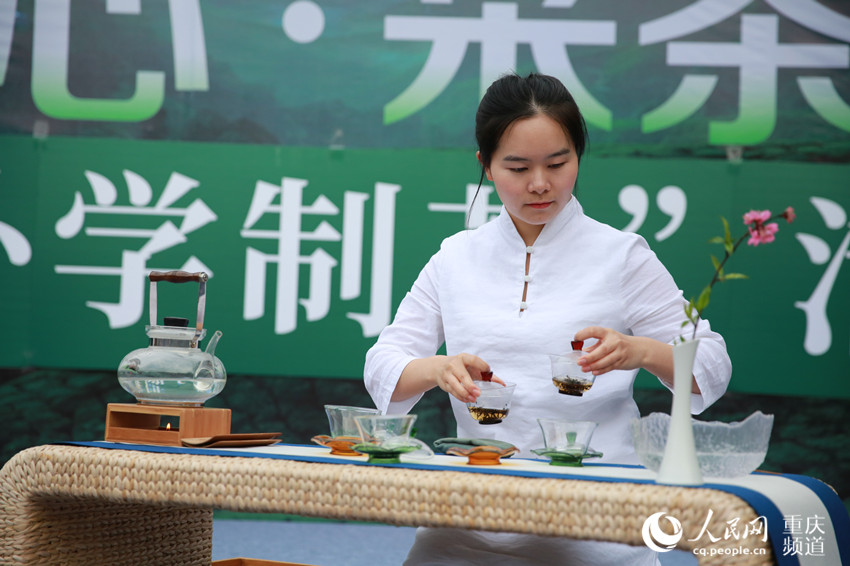 海外の友人が重慶で茶摘み　お茶作りの全てを学ぶ