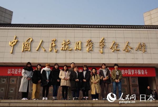 日本の大学生の訪中団　盧溝橋で歴史を学ぶ