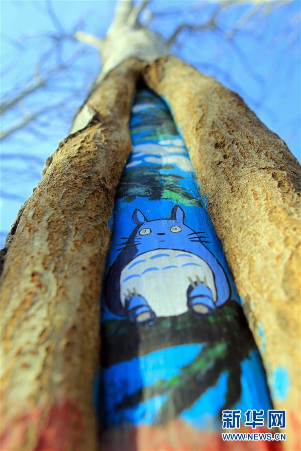 公園に出現した生き生きとした描写の「樹洞アート」　寧夏