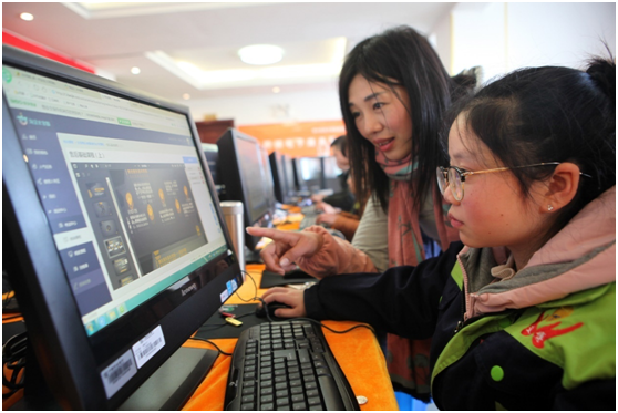 2018年1月17日、四川省内江市東興区障害者起業・就業インキュベーション拠点で、オンライン就業知識を真剣に学ぶ地元の障害者。（人民視覚）