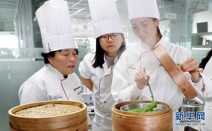 フランス女性が中国伝統の「青団」作りを体験　上海市