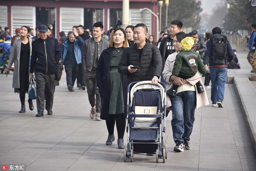 北京市に春到来　天安門で薄着の観光客目立つ