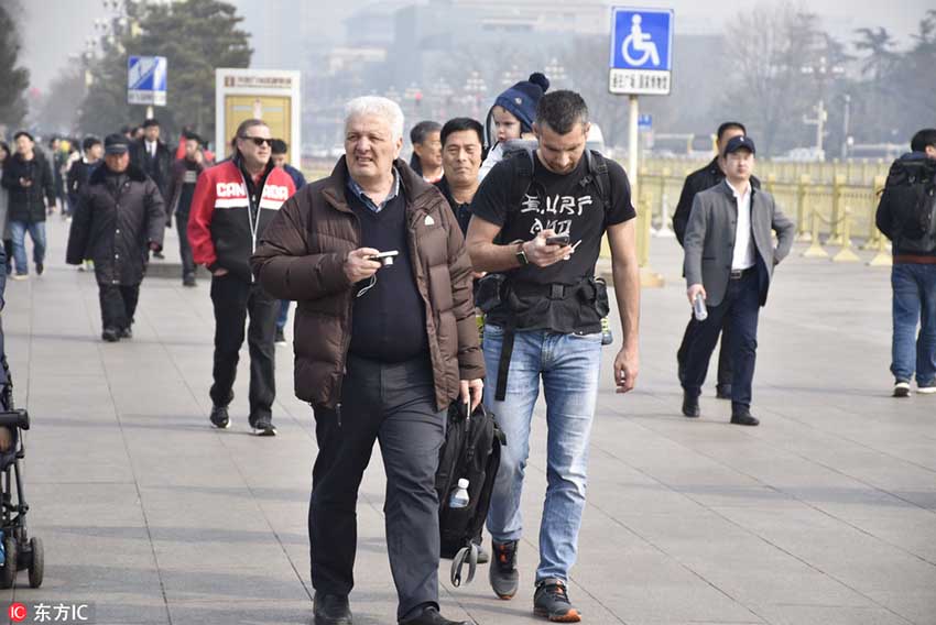 北京市に春到来　天安門で薄着の観光客目立つ