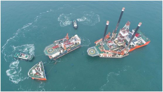2018年2月8日、中国山東省煙台港で船に積まれる石油掘削装置「勝利四号」。「勝利四号」と「新勝利一号」はナイジェリアの海洋油田で掘削作業を行う。（初陽撮影/人民視覚）