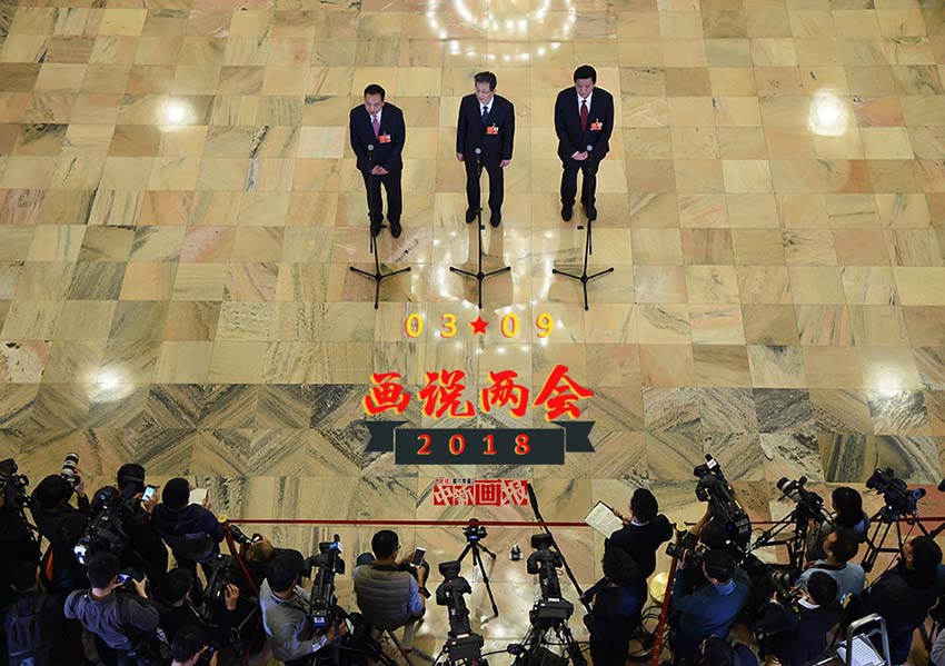 3月9日午後、北京人民大会堂で開かれた「代表通路」での2回目となる合同取材（撮影・侯宇）。