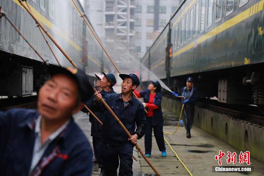 毎日14キロ移動しながら車両を清掃する鉄道洗車作業員　重慶市