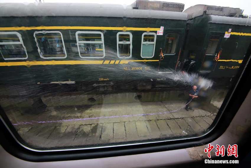 毎日14キロ移動しながら車両を清掃する鉄道洗車作業員　重慶市