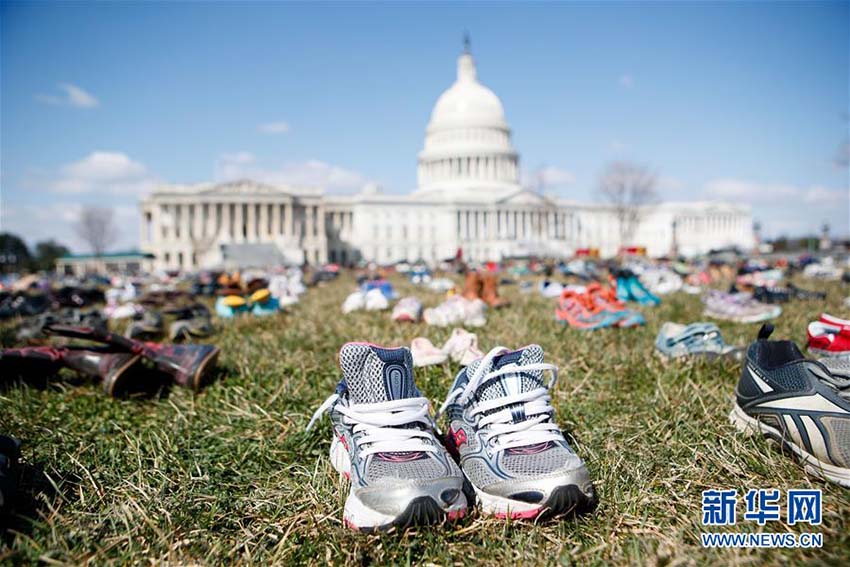 銃乱射事件で犠牲となった子供たちを表す靴並べ銃規制訴え　米国