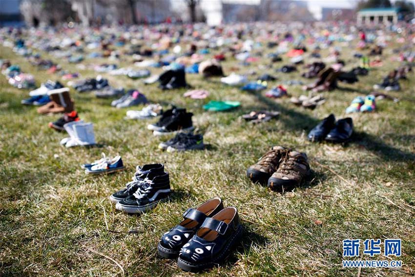 銃乱射事件で犠牲となった子供たちを表す靴並べ銃規制訴え　米国