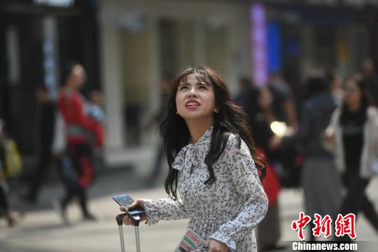重慶市で気温上昇、街行く市民たちは涼し気な装いに