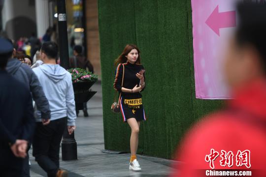 重慶市で気温上昇、街行く市民たちは涼し気な装いに