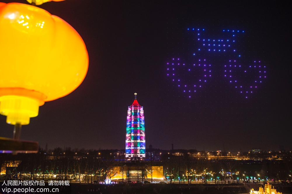 南京市の上空でドローンによるイルミネーションショーを披露