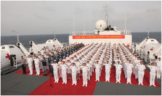 2017年8月1日、中国海軍の病院船「平和の方舟」が航海中におこなった国旗掲揚式と宣誓式（写真提供・人民図片）。
