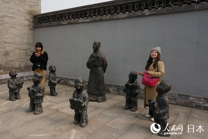 日本の大学生が北京市第三十五中学で「お宝さがし」