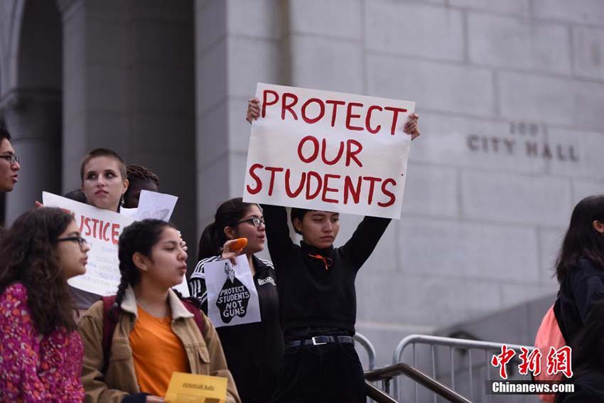 ワシントン地区の学生ら、キャピトル・ヒルで銃規制を呼びかけるデモ