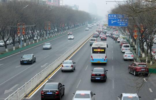 2018年3月3日、北京市昌平区を走行する新エネルギーバス（画像提供・人民視覚）。