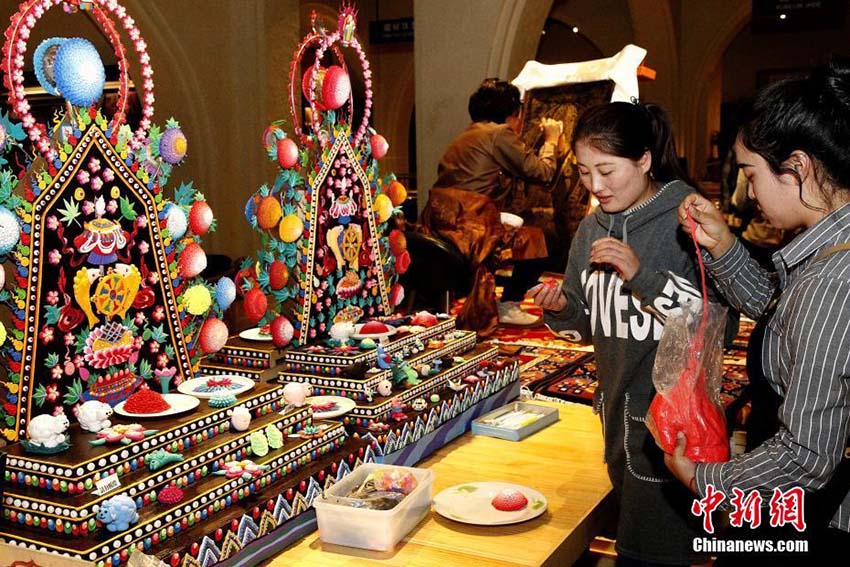 青海省西寧市の書店でチベット族の伝統芸術を体験