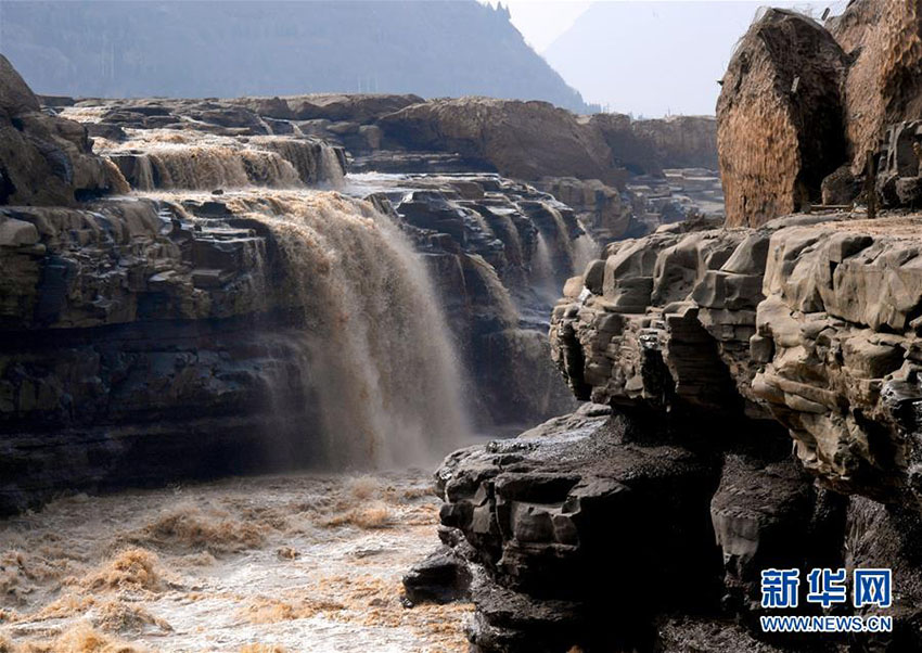 氷が融け水量が急増　黄河壺口瀑布の壮大な景色