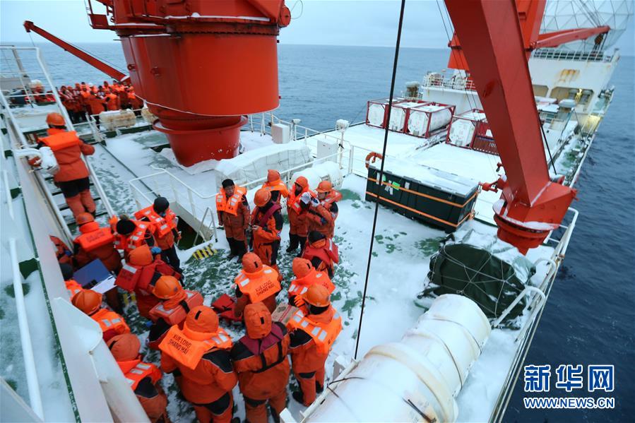 中国の南極科学調査チームが船上で火災避難訓練