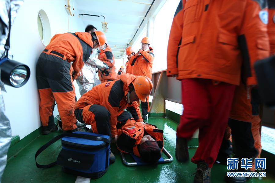中国の南極科学調査チームが船上で火災避難訓練
