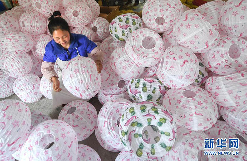 留守婦女たちに安定の職と収入を与えた手作り灯籠工芸品　湖北省