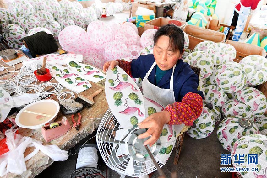 留守婦女たちに安定の職と収入を与えた手作り灯籠工芸品　湖北省