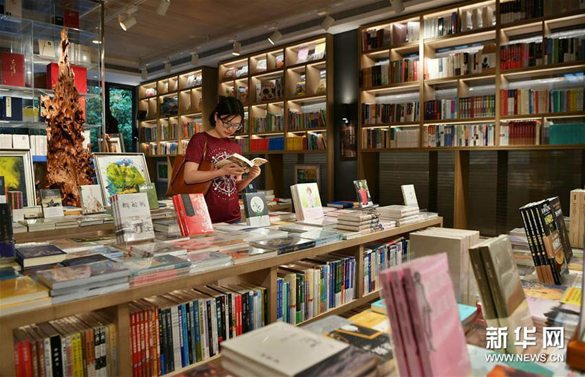 海を眺めながら読書を楽しめるオシャレな書店　海南省