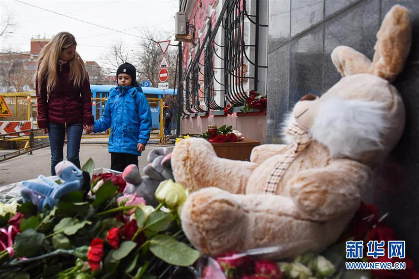 ロシア・ケメロヴォのモール火災、モスクワで犠牲者追悼する人々