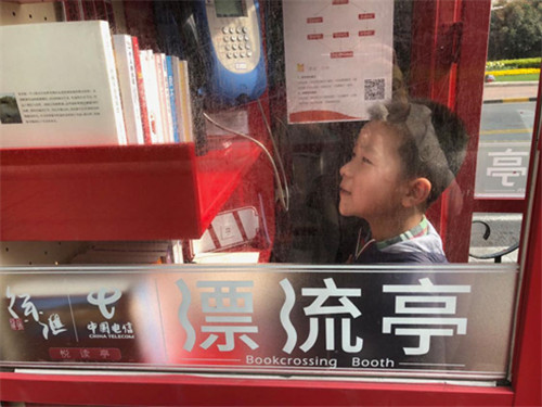 上海で公衆電話ボックスをグレードアップし「シェア読書スペース」に