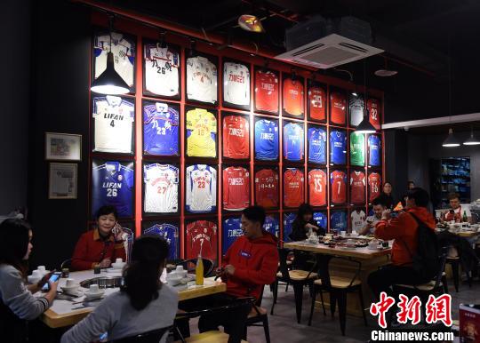 重慶市の火鍋店壁に中国プロサッカーの過去20年の「ユニフォーム」を展示