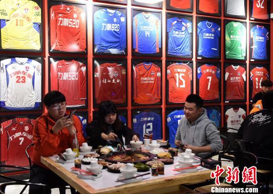 重慶市の火鍋店壁に中国プロサッカーの過去20年の「ユニフォーム」を展示