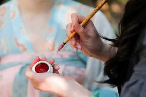 2000年昔の中国の古代化粧品復元に挑む若き美女