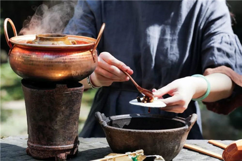 2000年昔の中国の古代化粧品復元に挑む若き美女