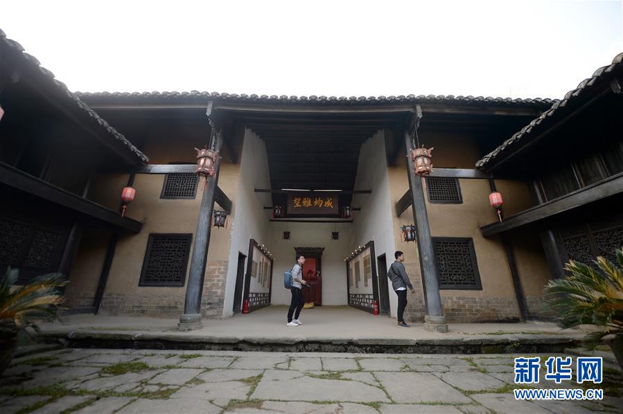 高い塀に囲まれた要塞のような住居「馮家堡子」 陝西省秦巴山