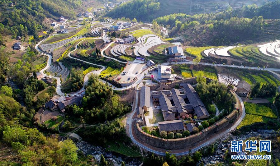 高い塀に囲まれた要塞のような住居「馮家堡子」 陝西省秦巴山