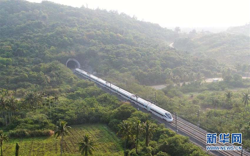 海南省の観光名所と重要都市を結ぶ世界初の環島高速鉄道