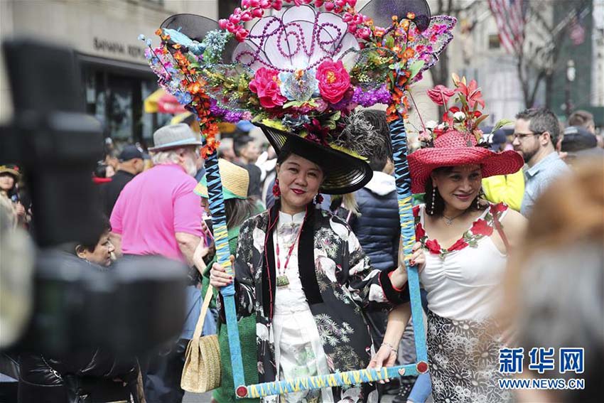 NYのイースターパレード　花で飾り付けた様々な帽子姿を披露する人々