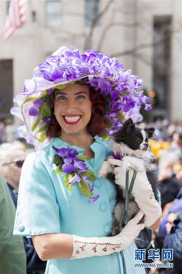 NYのイースターパレード　花で飾り付けた様々な帽子姿を披露する人々
