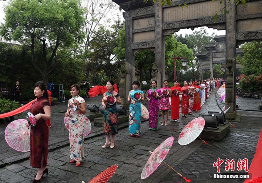 隆昌県の牌坊老街で華やかなチャイナドレスショー開催　四川省
